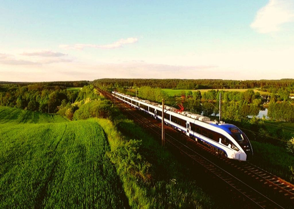 jadący pociąg po szynach