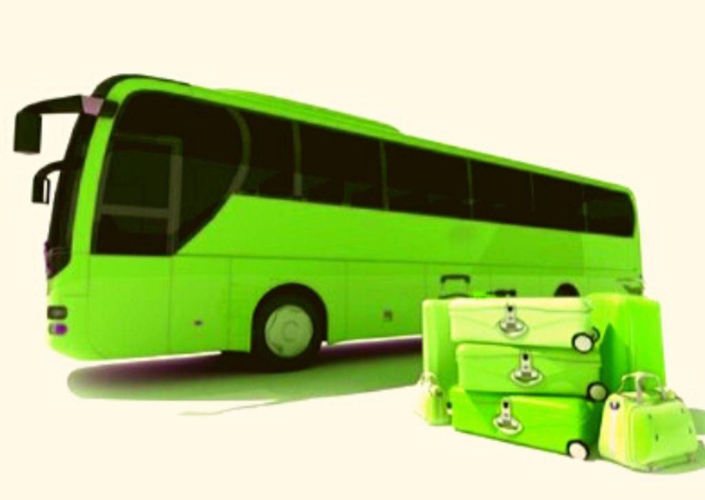 zielony autokar i walizki