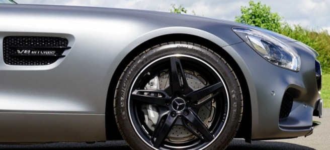 auto z felgami aluminiowymi